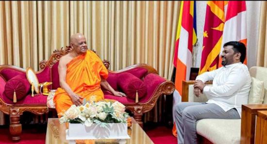 ජනපති මල්වතු, අස්ගිරි මහා නා හිමිවරුන් බැහැ දකී